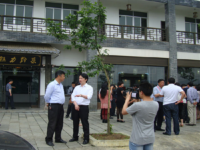 田书记与吴书记在公司交流.jpg